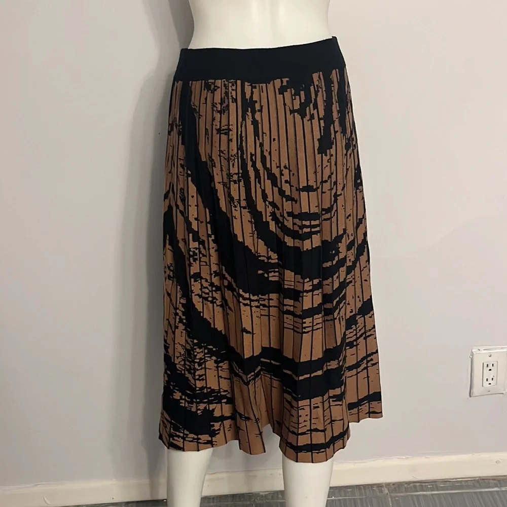 Women’s size M printed knit skirt